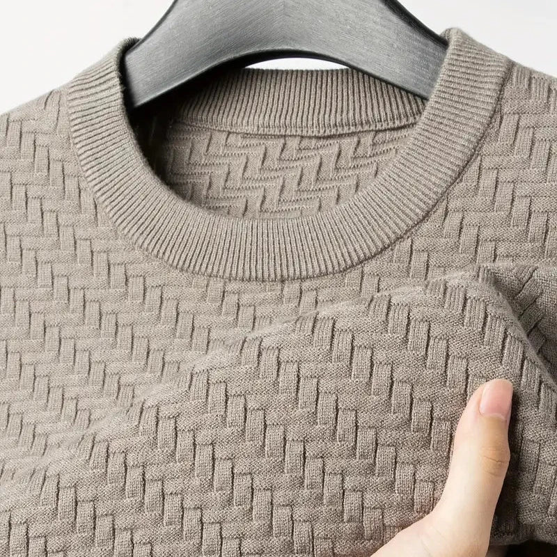 Lässiger Pullover für Männer, ideal für Herbst- und Wintertage, kombiniert Komfort mit einem trendigen Look.