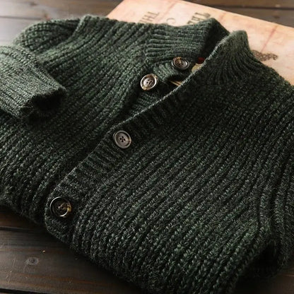 Schicke Herren Strickjacke aus Wolle, ideal für Herbst und Winter, mit hochwertiger Verarbeitung und vielseitigem Design.