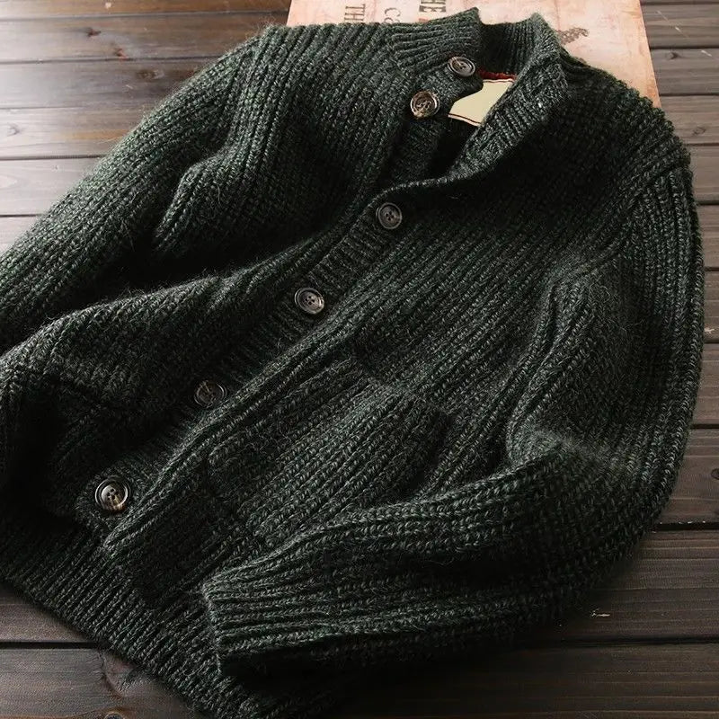 Schicke Herren Strickjacke aus Wolle, ideal für Herbst und Winter, mit hochwertiger Verarbeitung und vielseitigem Design.