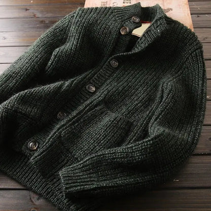 Schicke Herren Strickjacke aus Wolle, ideal für Herbst und Winter, mit hochwertiger Verarbeitung und vielseitigem Design.