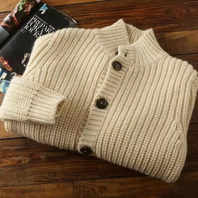 Schicke Herren Strickjacke aus Wolle, ideal für Herbst und Winter, mit hochwertiger Verarbeitung und vielseitigem Design.