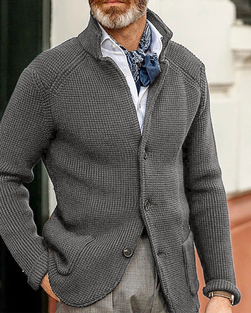 Stylische Strickjacke für Männer, bequem und warm für Herbst- und Wintertage, ideal für Freizeit- und Business-Looks.